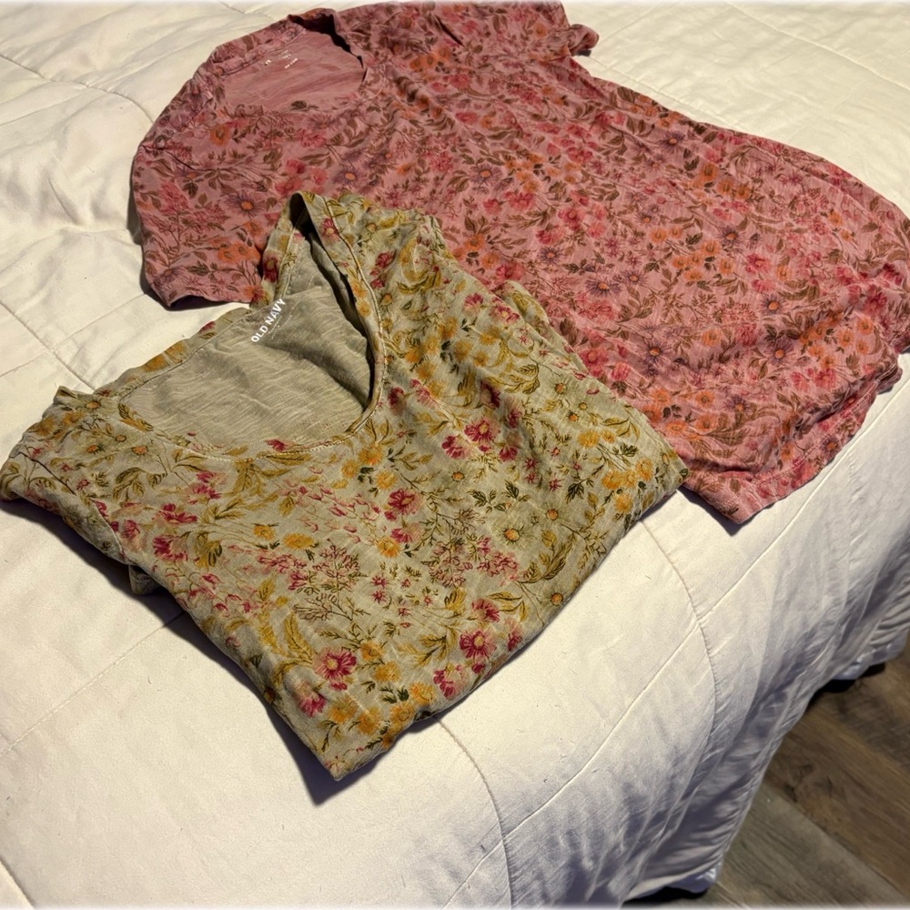 Old Navy set of (2) T shirts Floral in Pink and green